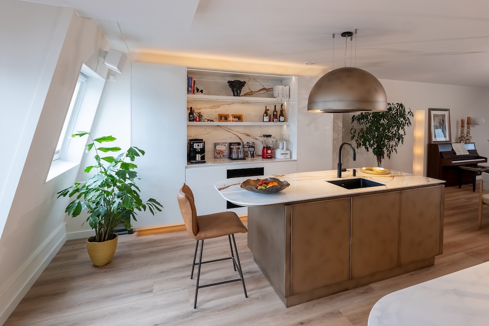 Foto Luxe leefkeuken met dubbel eiland en bronzen accenten FotoLuxe leefkeuken met dubbel eiland en bronzen accenten